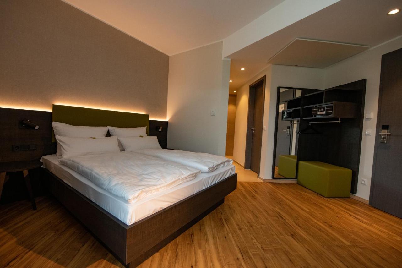 Einstein Hotel Am Roemerpark Andernach Esterno foto